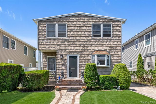 206 Arlington Street, Mineola, NY 11501