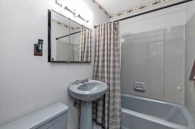 206 Arlington Street, Mineola, NY 11501