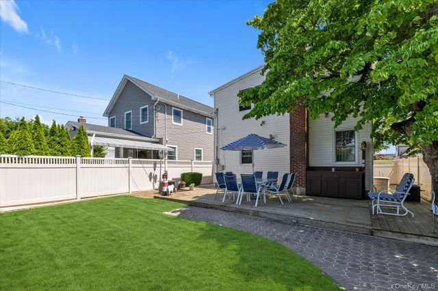 206 Arlington Street, Mineola, NY 11501