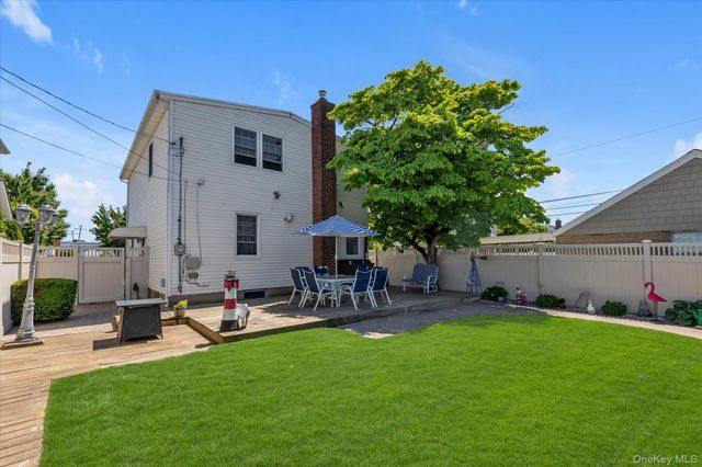 206 Arlington Street, Mineola, NY 11501