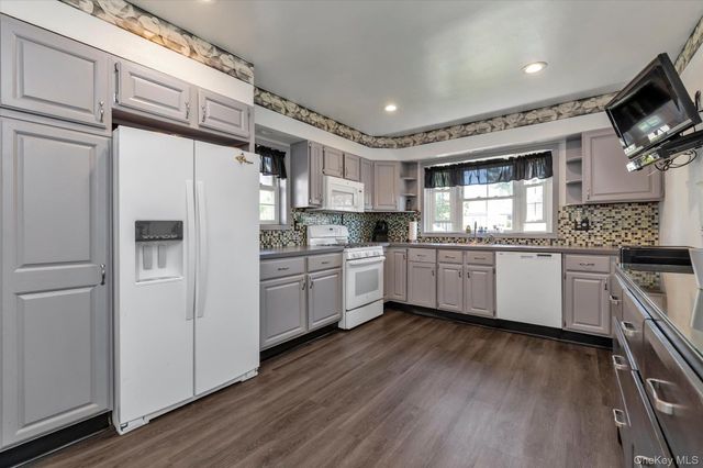206 Arlington Street, Mineola, NY 11501