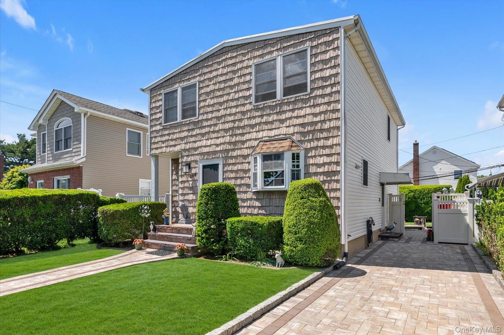 206 Arlington Street, Mineola, NY 11501