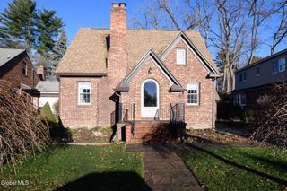 41 Crescent Drive, Albany, NY 12208