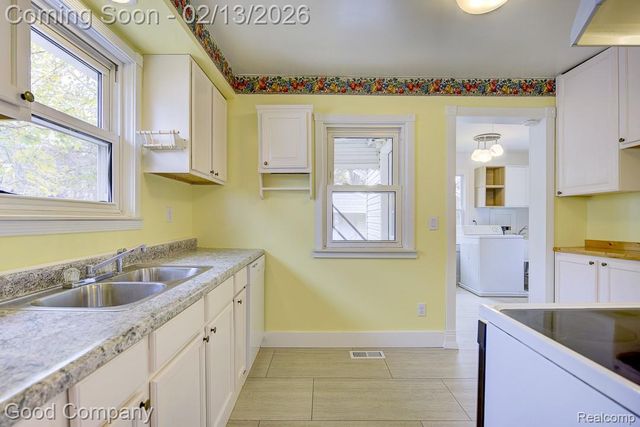 720 E Granet Avenue, Hazel Park, MI 48030