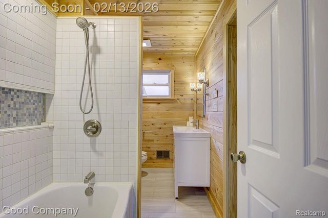 720 E Granet Avenue, Hazel Park, MI 48030