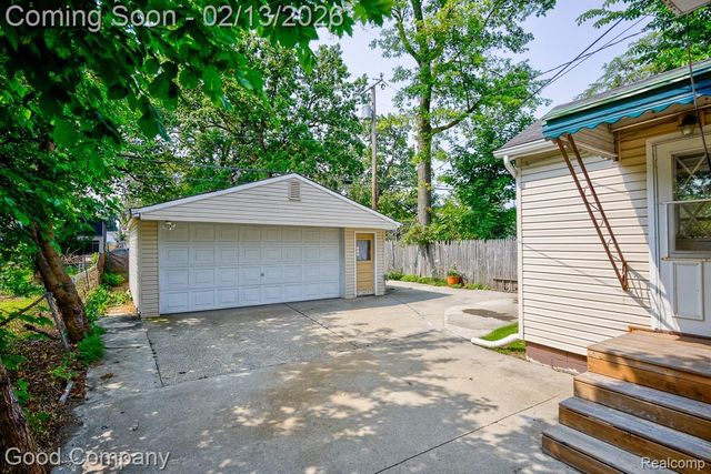 720 E Granet Avenue, Hazel Park, MI 48030