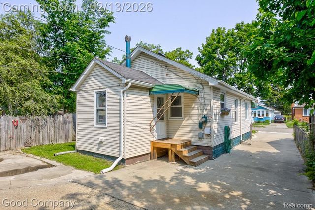 720 E Granet Avenue, Hazel Park, MI 48030