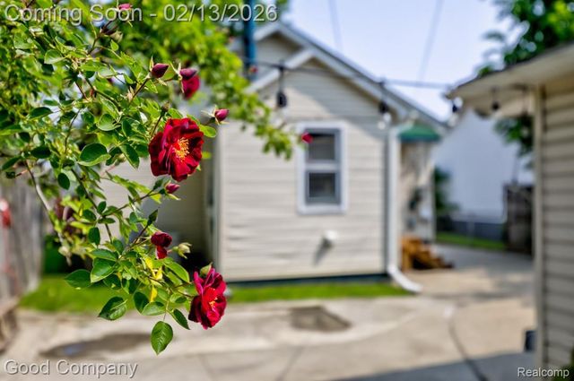 720 E Granet Avenue, Hazel Park, MI 48030