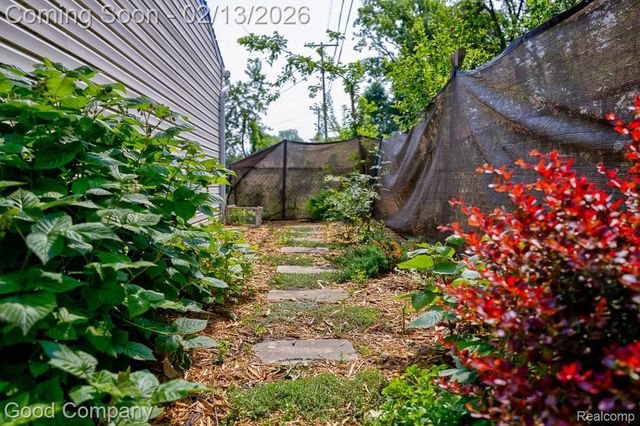 720 E Granet Avenue, Hazel Park, MI 48030