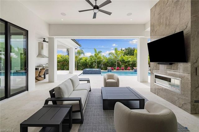 620 94th AVE N, Naples, FL 34108