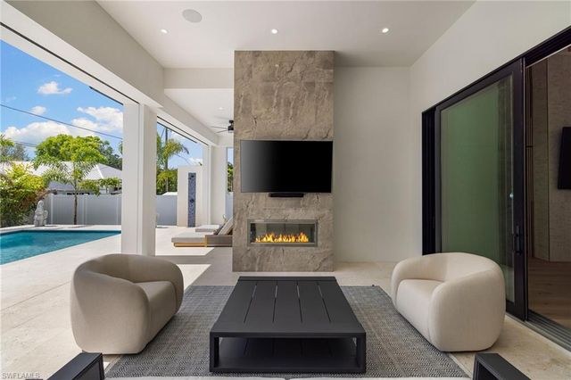 620 94th AVE N, Naples, FL 34108