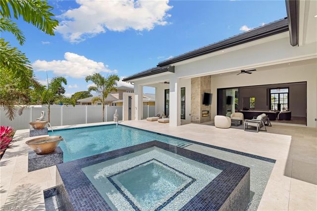 620 94th AVE N, Naples, FL 34108