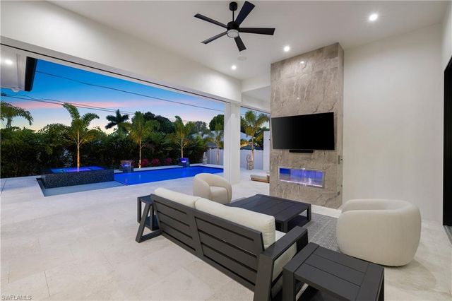 620 94th AVE N, Naples, FL 34108