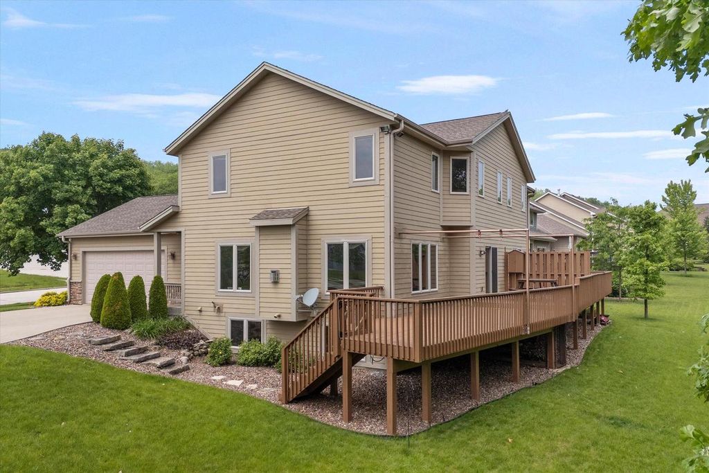 405 Century Oak DRIVE, Waukesha, WI 53188