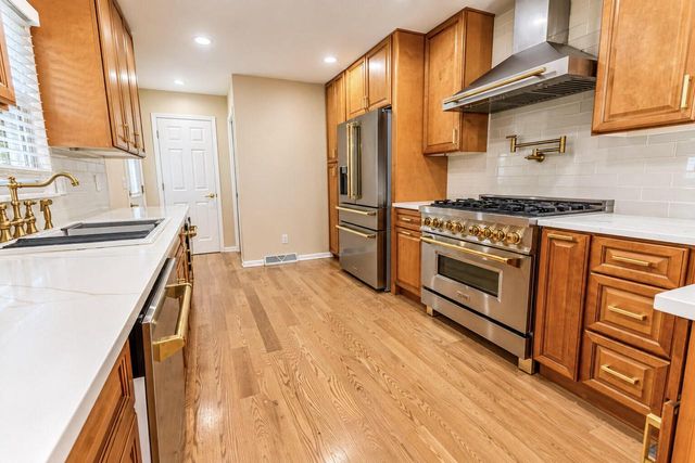 10166 S Nicholson ROAD, Oak Creek, WI 53154