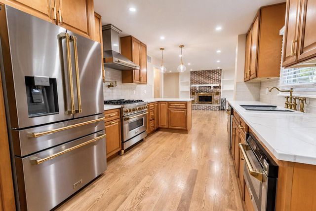 10166 S Nicholson ROAD, Oak Creek, WI 53154