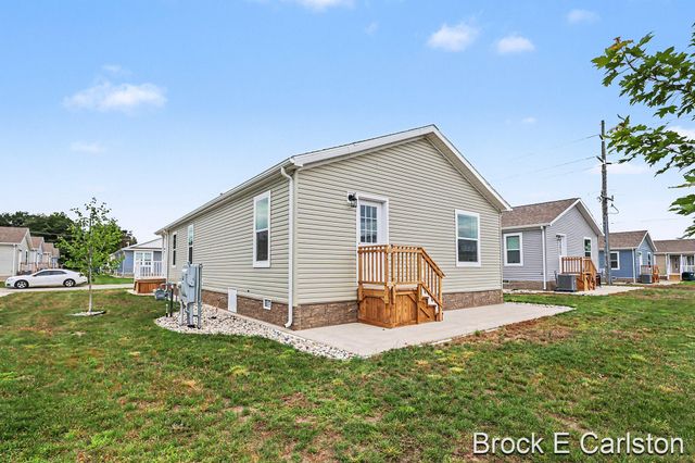1283 E Ellis Road 28, Norton Shores, MI 49441