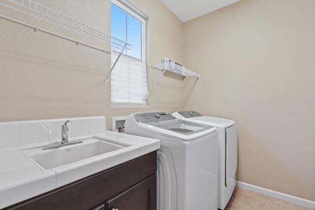 1798 Ambassador Way, Hanford, CA 93230