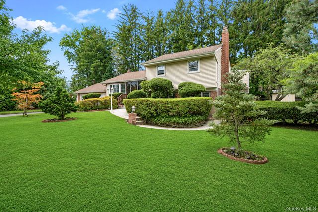 11 Carrol Place, Greenlawn, NY 11740