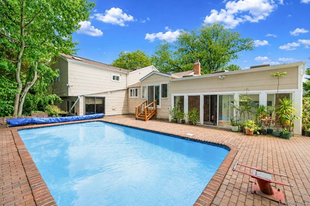 11 Carrol Place, Greenlawn, NY 11740