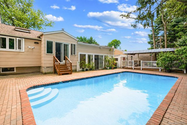 11 Carrol Place, Greenlawn, NY 11740
