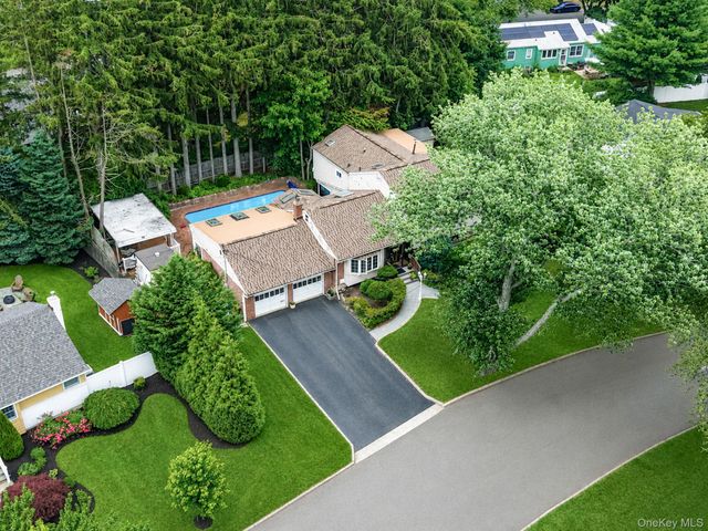 11 Carrol Place, Greenlawn, NY 11740