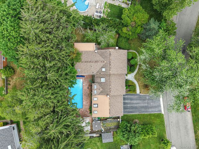 11 Carrol Place, Greenlawn, NY 11740