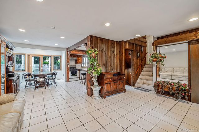 11 Carrol Place, Greenlawn, NY 11740