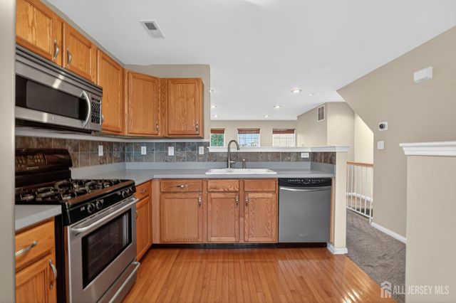 27 woodlake Drive, Parlin, NJ 08872