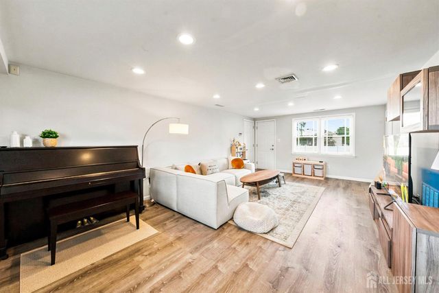 9 Meyer Road, Edison, NJ 08817