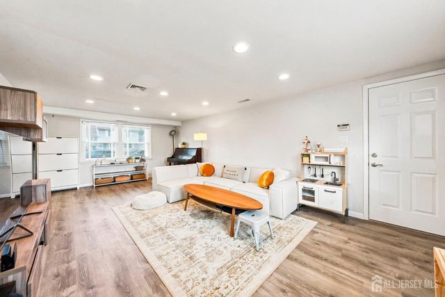 9 Meyer Road, Edison, NJ 08817