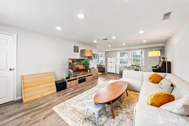 9 Meyer Road, Edison, NJ 08817