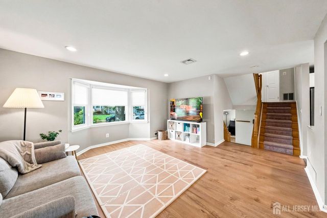 9 Meyer Road, Edison, NJ 08817