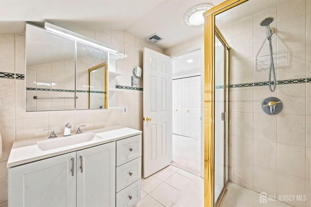9 Meyer Road, Edison, NJ 08817