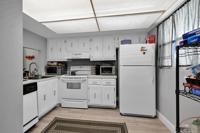 103 ROYAL PARK Drive 2E, Oakland Park, FL 33309