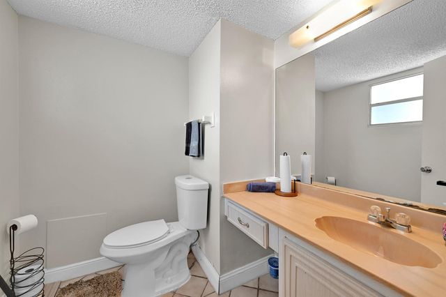 103 ROYAL PARK Drive 2E, Oakland Park, FL 33309