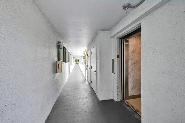 103 ROYAL PARK Drive 2E, Oakland Park, FL 33309