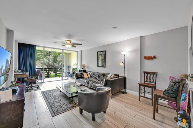 103 ROYAL PARK Drive 2E, Oakland Park, FL 33309
