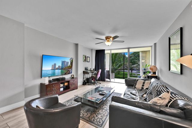 103 ROYAL PARK Drive 2E, Oakland Park, FL 33309