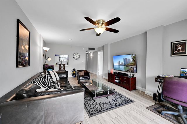 103 ROYAL PARK Drive 2E, Oakland Park, FL 33309