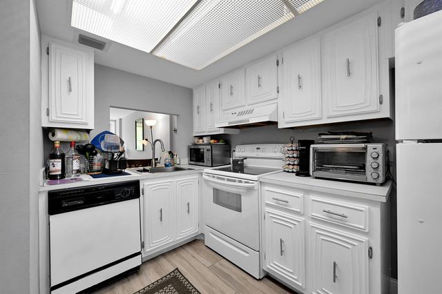 103 ROYAL PARK Drive 2E, Oakland Park, FL 33309
