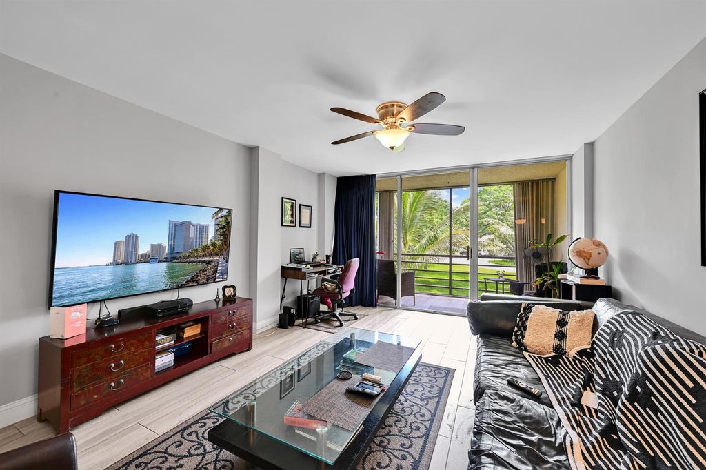 103 ROYAL PARK Drive 2E, Oakland Park, FL 33309