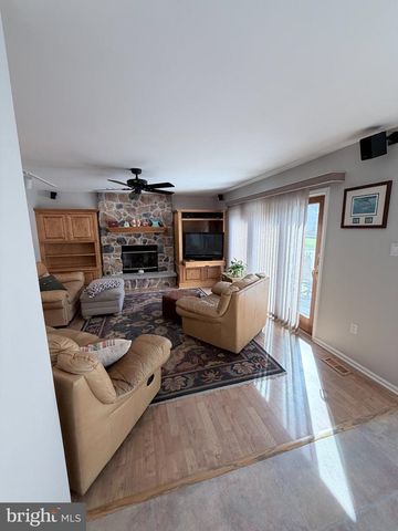 438 TURTLE LN, Langhorne, PA 19047