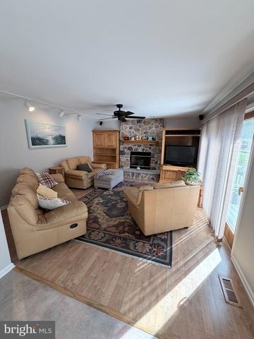 438 TURTLE LN, Langhorne, PA 19047