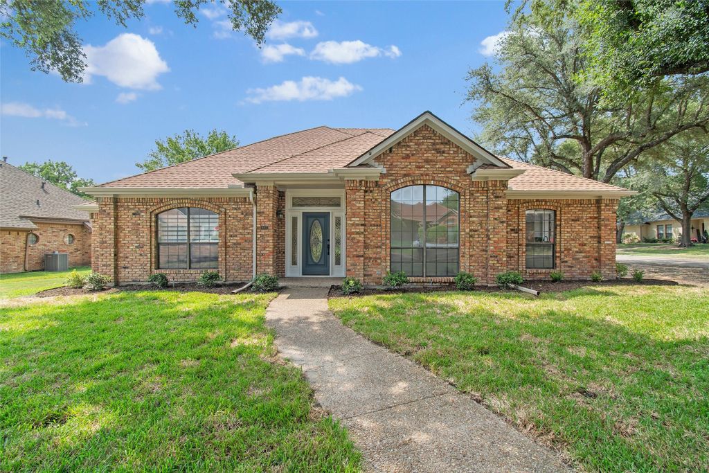 807 Williamsburg Drive, Ennis, TX 75119