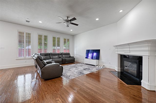 9718 Wolf Creek Drive, Irving, TX 75063