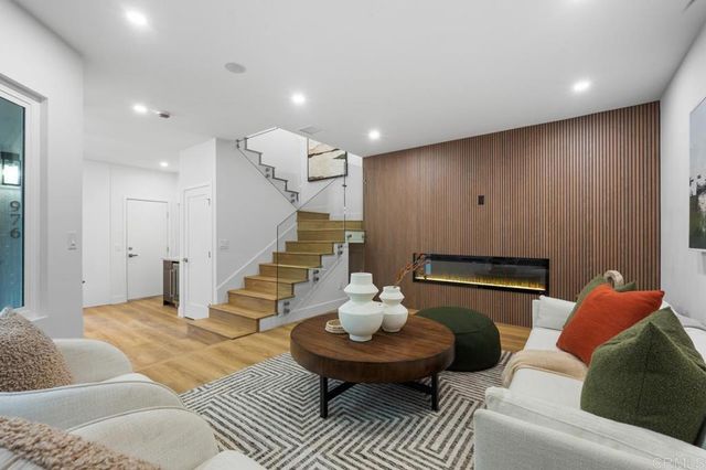 976 Sapphire Street, San Diego, CA 92109