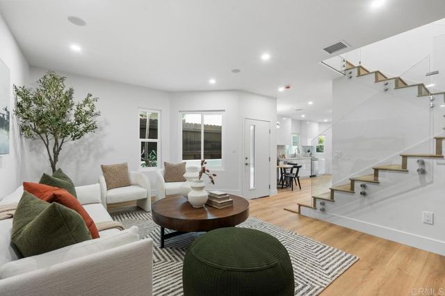 976 Sapphire Street, San Diego, CA 92109