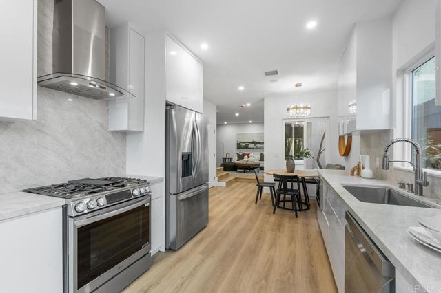 976 Sapphire Street, San Diego, CA 92109