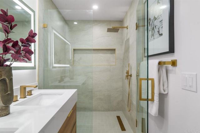 976 Sapphire Street, San Diego, CA 92109